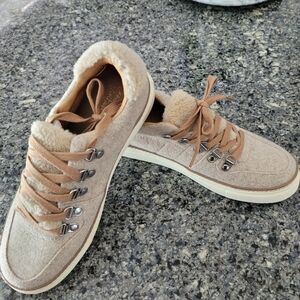 Crown Vintage biege sneakers casual flat fleece accents 7.5 US pristine